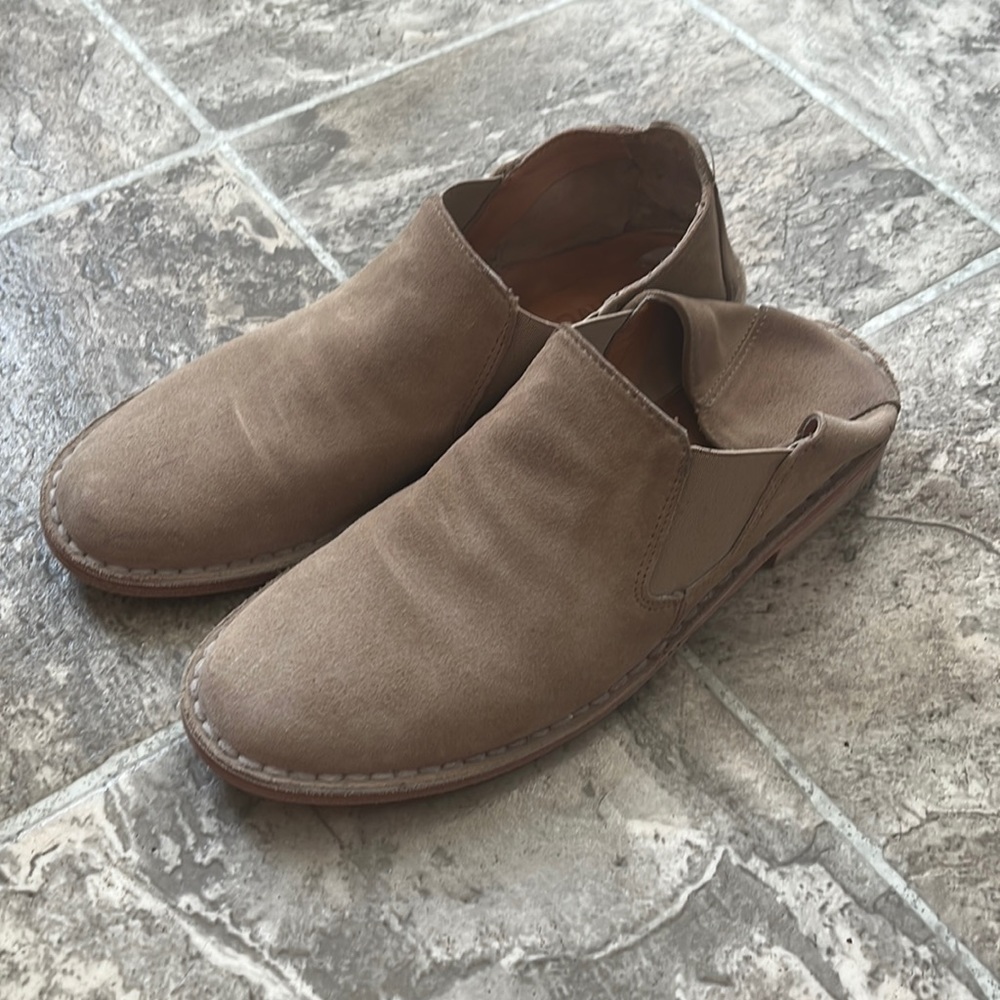 Vince//Suede Slip On Loafers